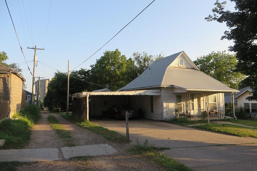 2nd image of 221 W Adams Ave