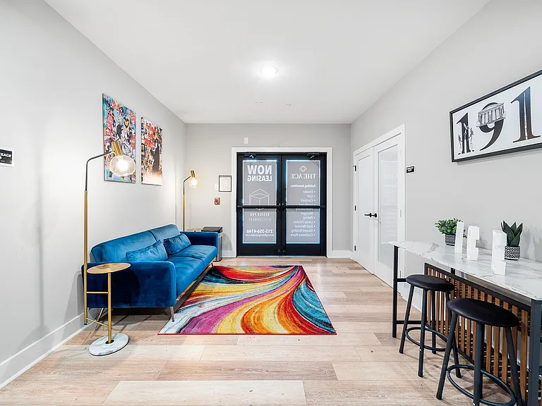 Gorgeous New Diamond St Construction Boasting Luxury Finishes — Photo 15