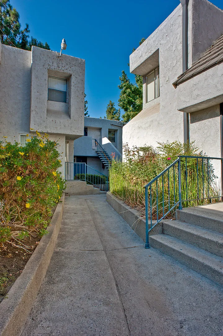 Santa Clarita — Photo 2