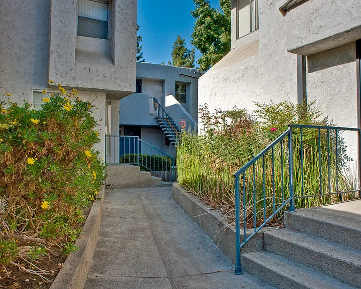 Santa Clarita — Photo 2