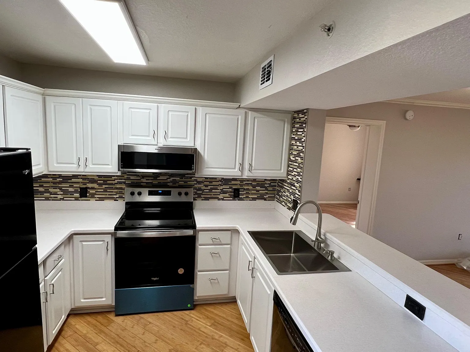 2 bed, 1062 sqft, $1,900 — Photo 2