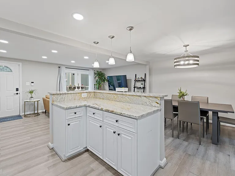 Kitchen Island that can hold up to 4 stools