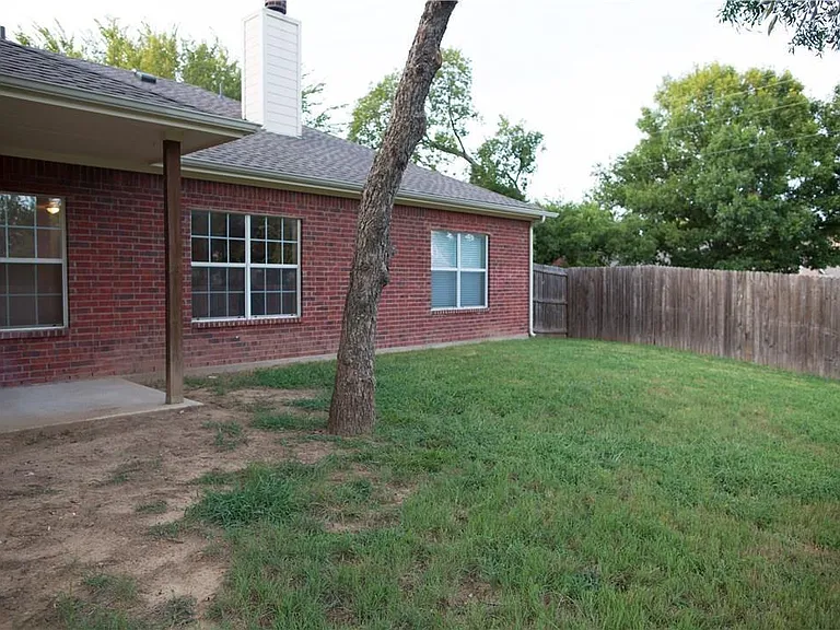 2410 S Forest Hls — Photo 28