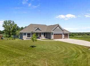 4884 Dixie Ct, Port Washington, WI 53074