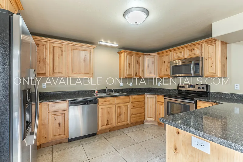 3 bed, 2.0 bath, 1440 sqft, $1,625 — Photo 2