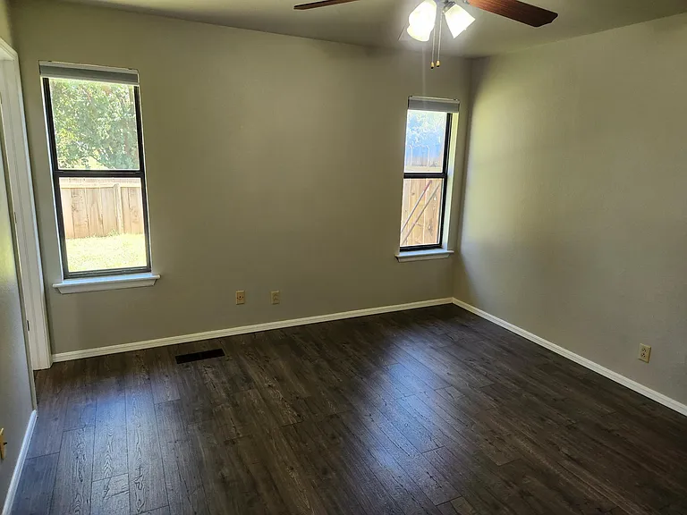 423 Oakdale Dr — Photo 7