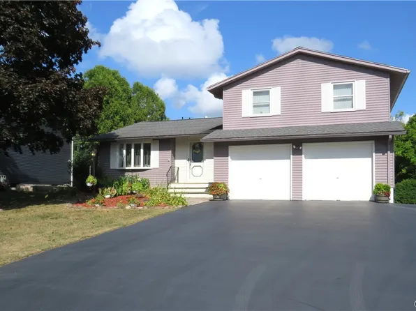 7376 Farmstead Rd, Liverpool, NY 13088