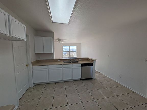4th image of 3010 Pine Valley Dr Unit 1
