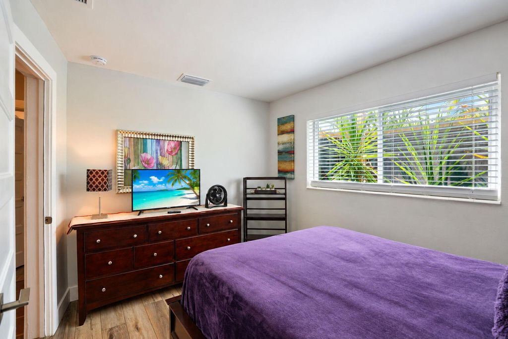 4261 NE 11th Ter, photo 9