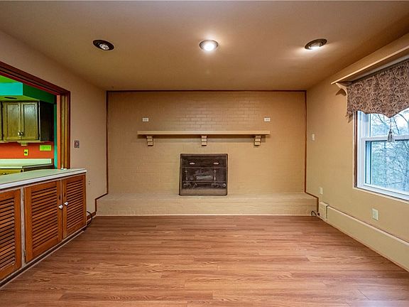 5th image of 18 Baughman St