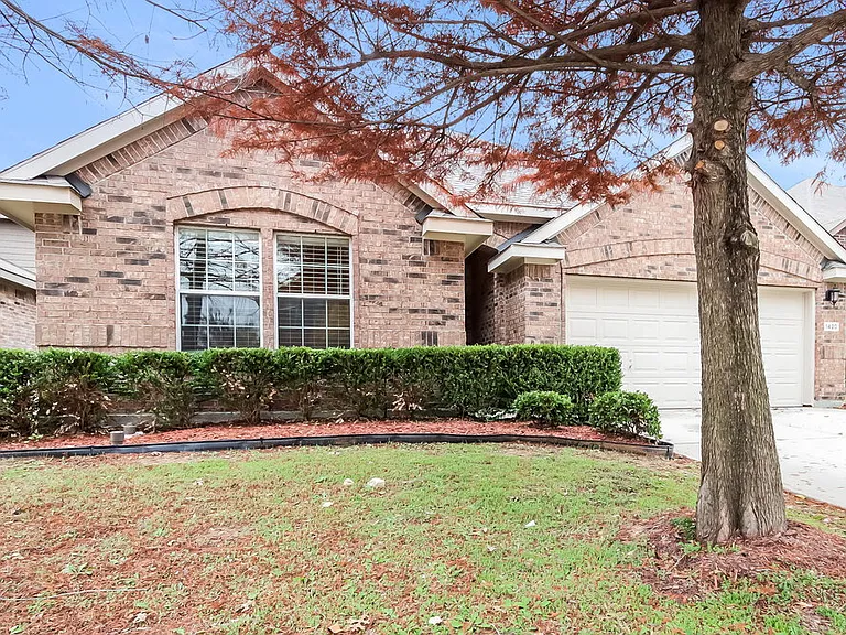 1420 Castlegar Ln — Photo 1