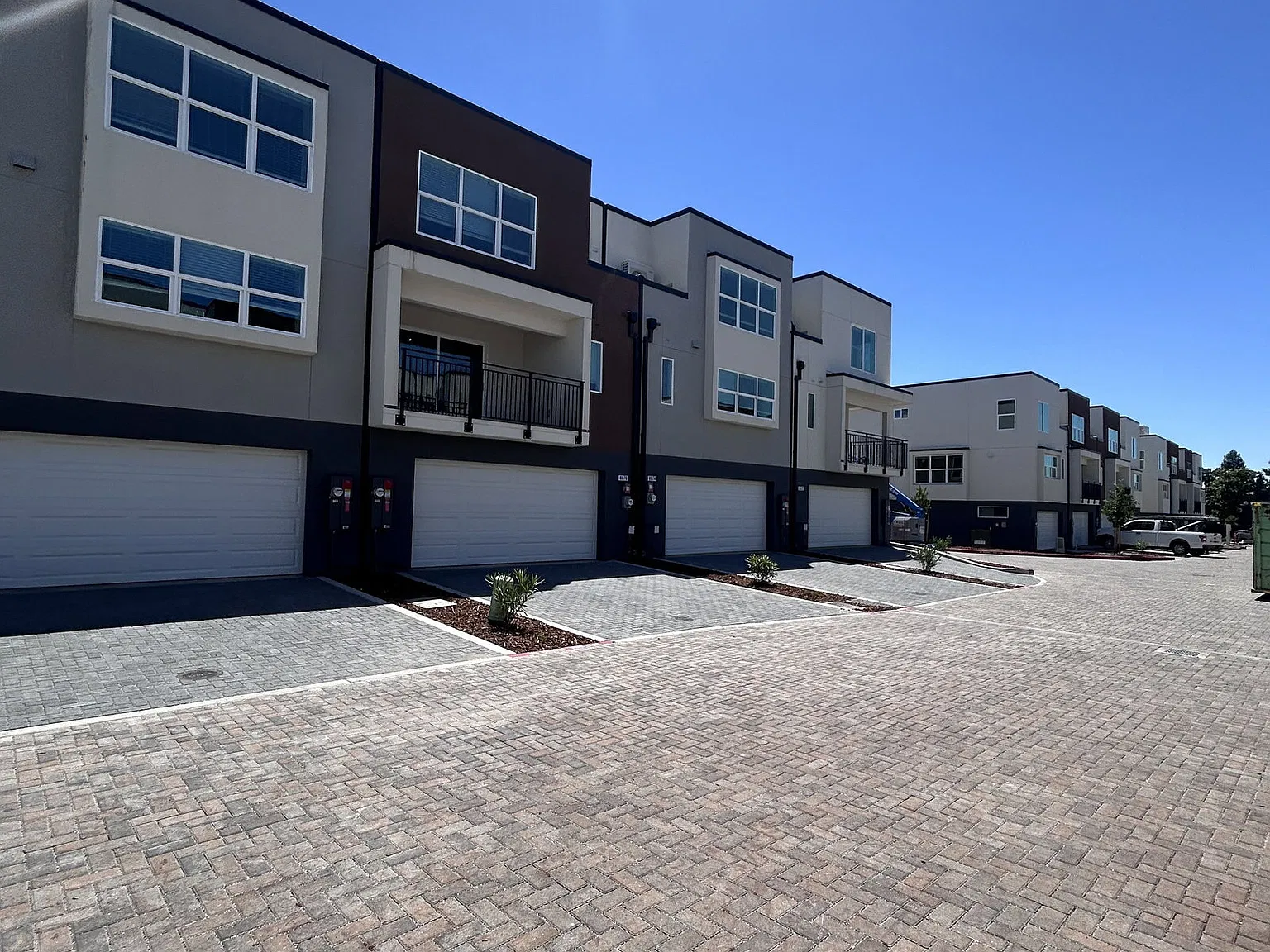 3 bed, 3.5 bath, 1956 sqft, $2,645 — Photo 1