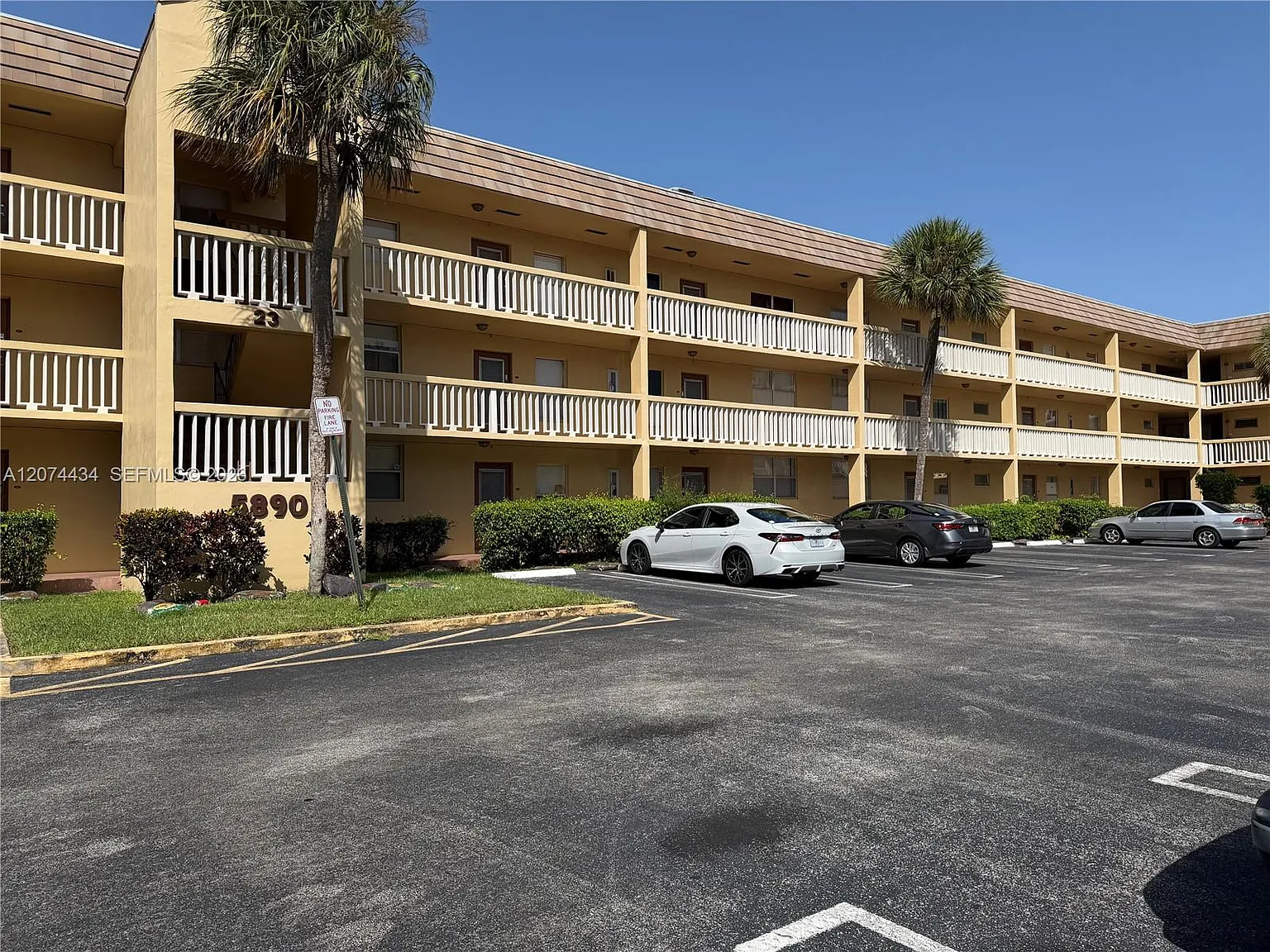 Bermuda Club Eight Condo — Photo 1