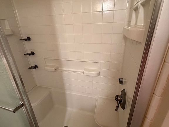 4th image of 505 Foster Ave