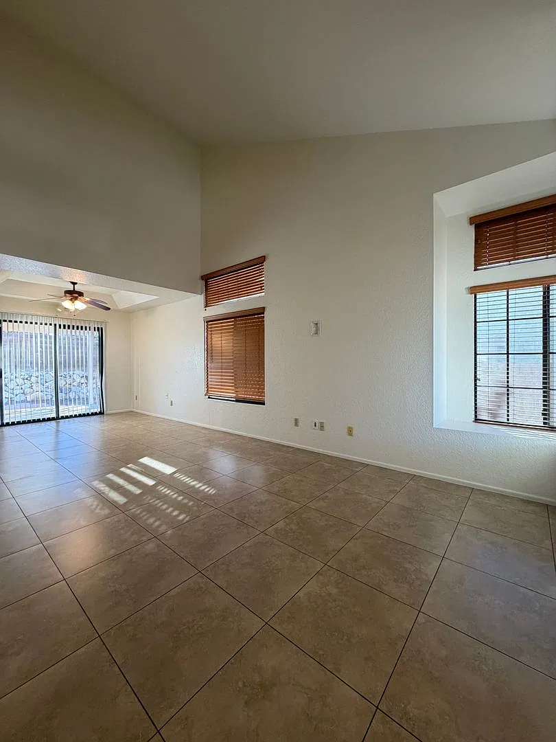 Beautiful 4-Bedroom Home With Mountain Views! — Photo 3