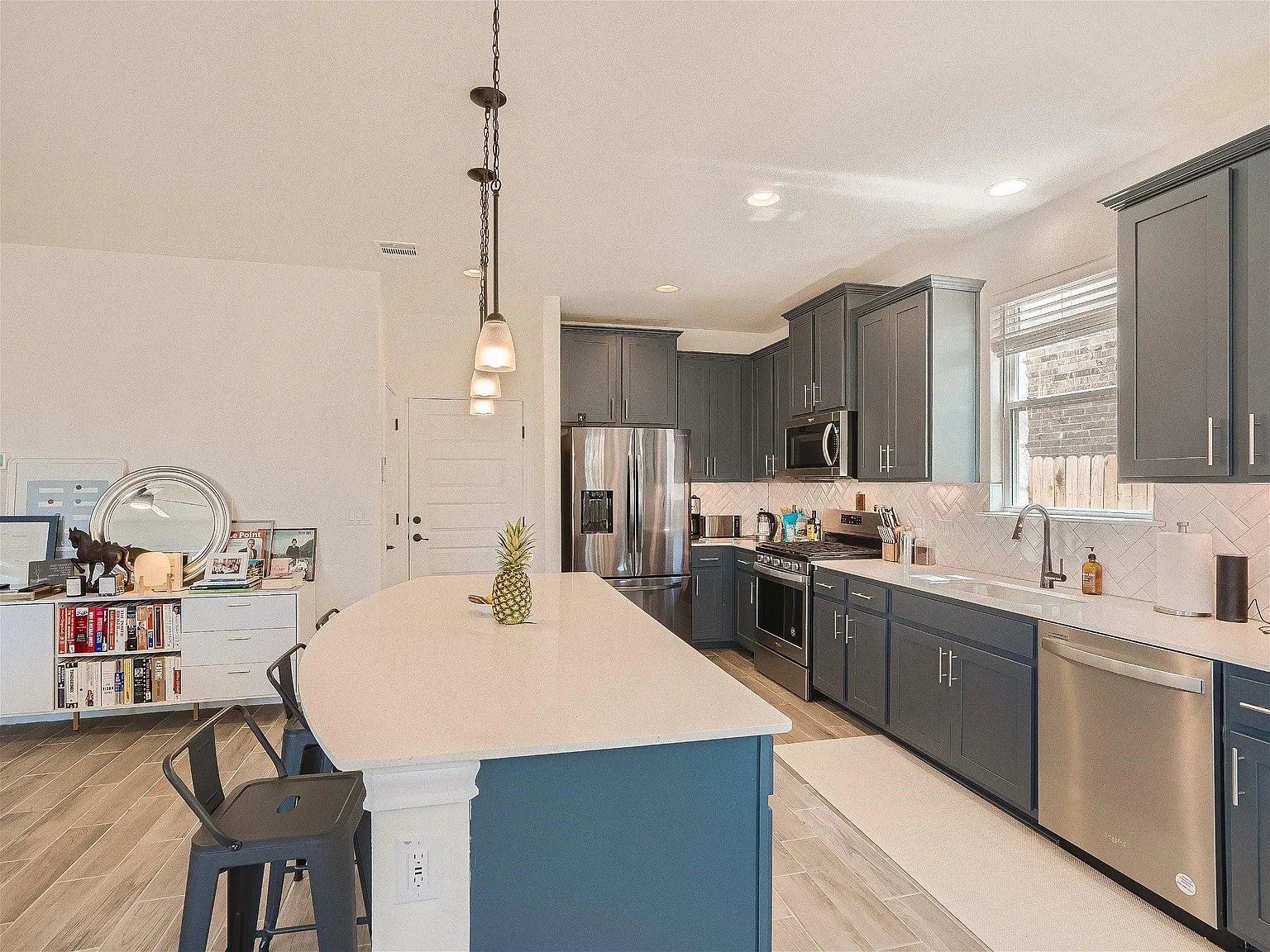 4 bed, 2.5 bath, 2116 sqft, $2,200 — Photo 3