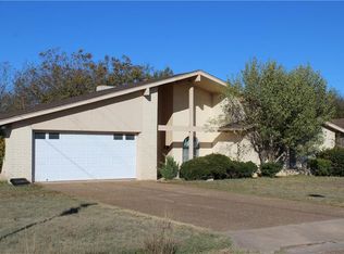 1319 W 4th St, Mc Gregor, TX 76657