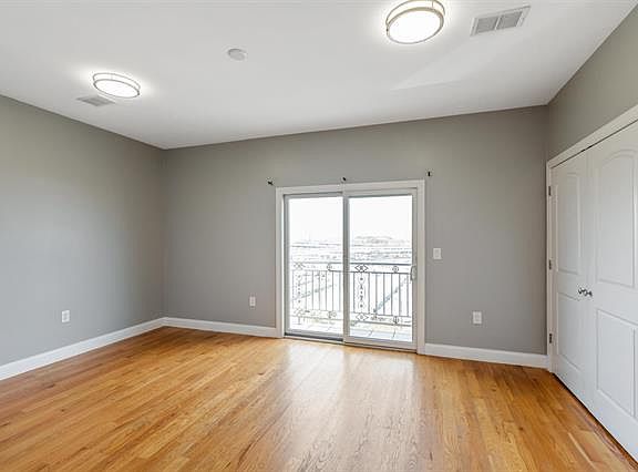 4th image of 137 Terrace Ave Unit 1