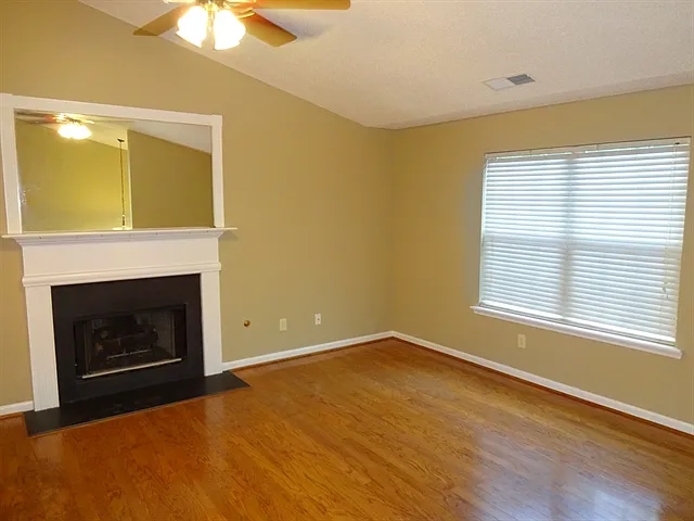 2275 Dresden Grn NW — Photo 2