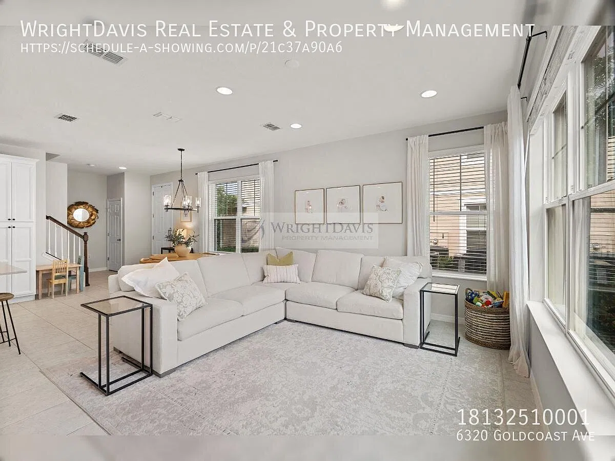 Beautiful 4 Bed/3.5 Bath Townhome in Waterset! — Photo 3