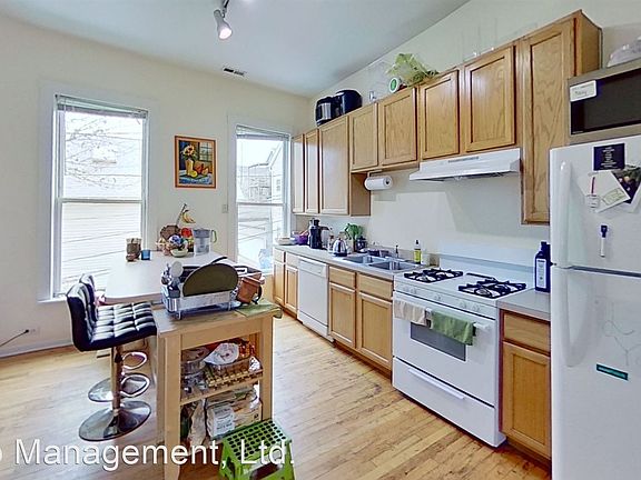 3rd image of 3046 N Clifton Ave APT 2R