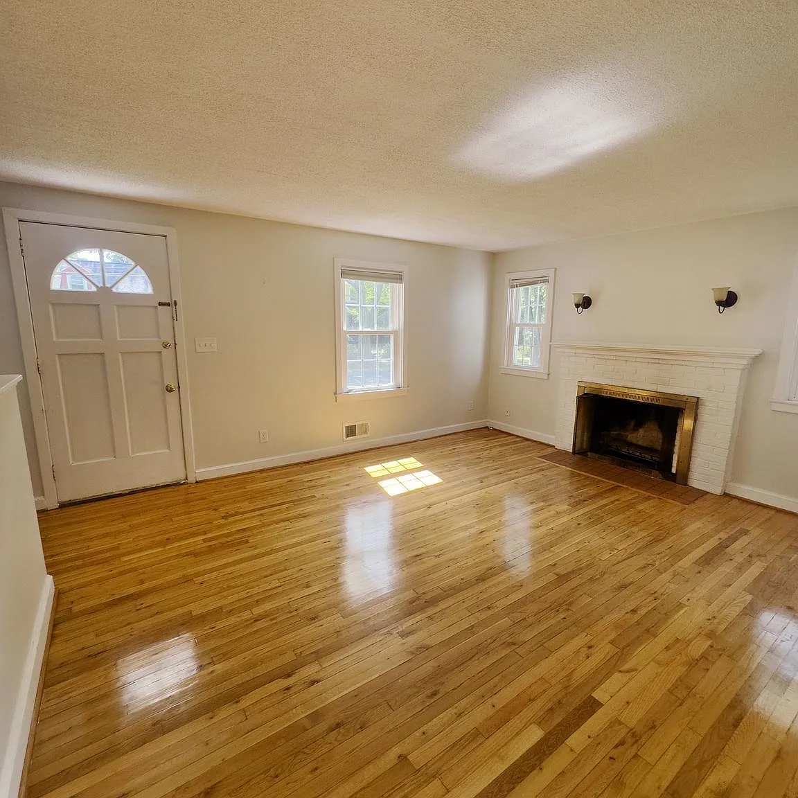 3 bed, 2.5 bath, 1800 sqft, $3,400 — Photo 2