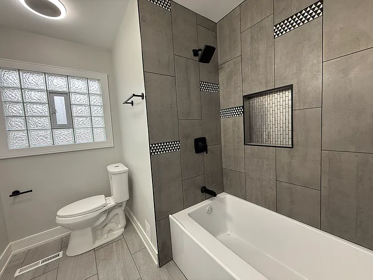 16752 Artesian Ave — Photo 9