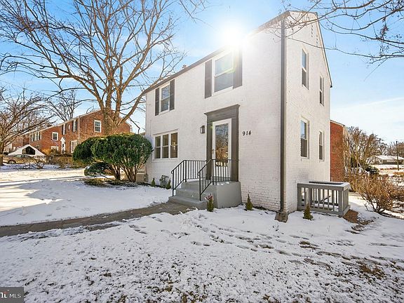 3rd image of 914 Dennis Ave