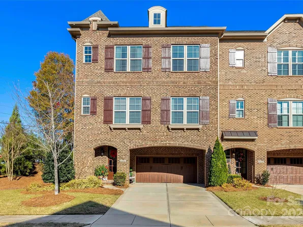6436 Fairway Row Ln, Charlotte, NC 28277
