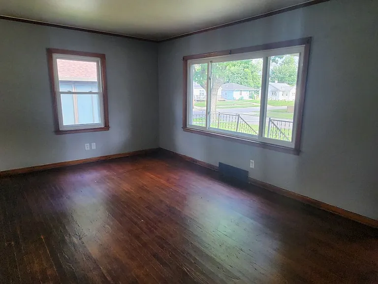2405 Maple St — Photo 4
