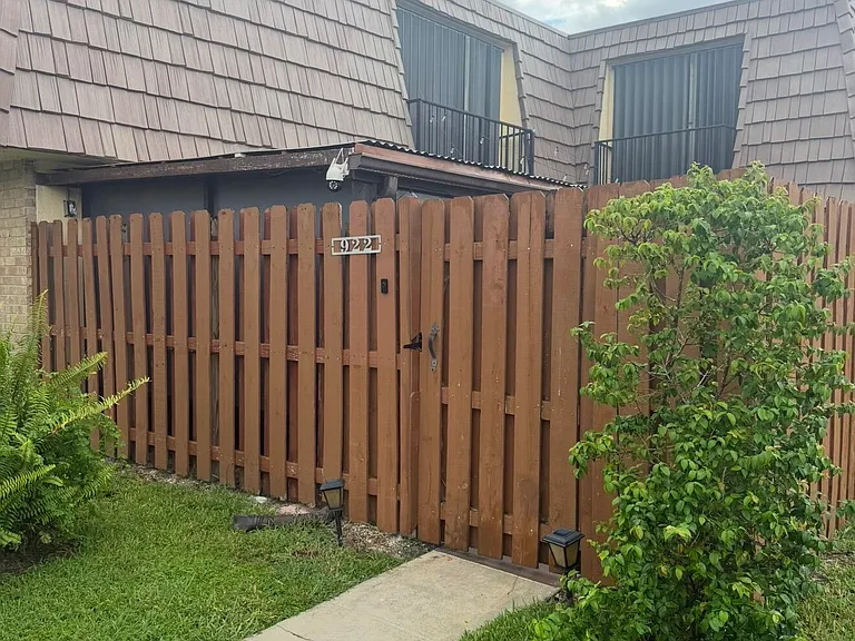 922 Springdale Cir — Photo 2
