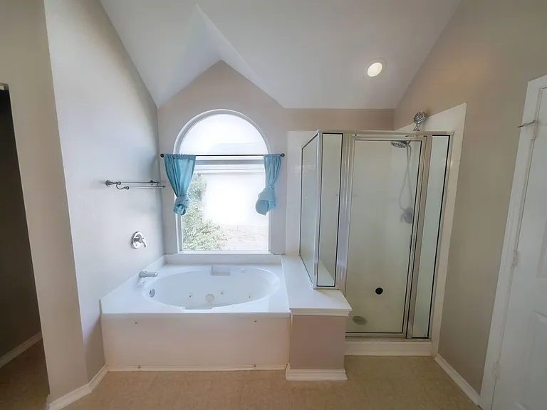 4736 Green Bluff Dr — Photo 38