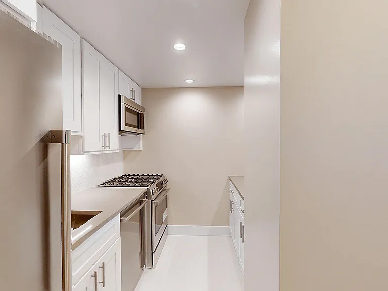 310 Greenwich St #16J — Photo 3