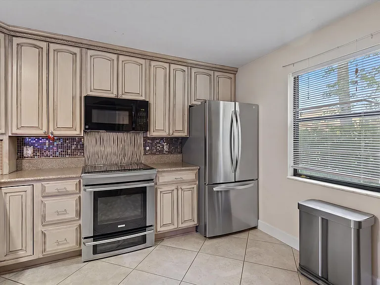 1303 Lakeview Dr E — Photo 7