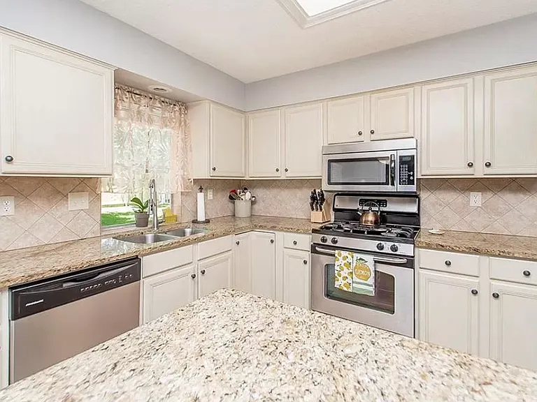 105 Larchwood Dr — Photo 29
