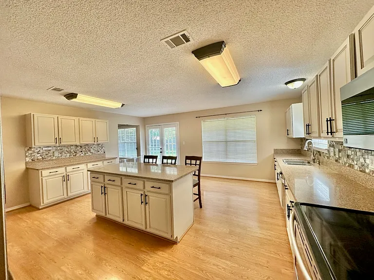 4025 Lauren Ct — Photo 5