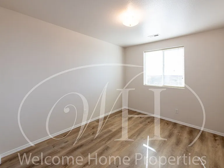 23 NW Earl Ln — Photo 10