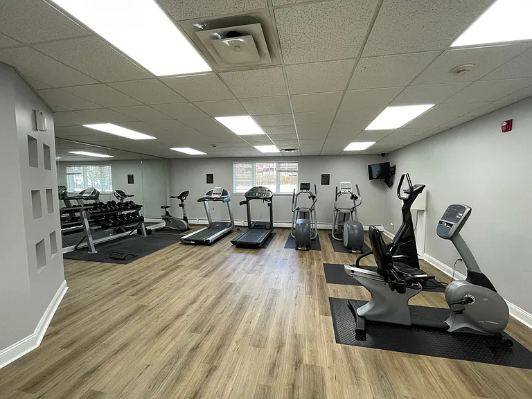 Broadmoor Apartments — Photo 17