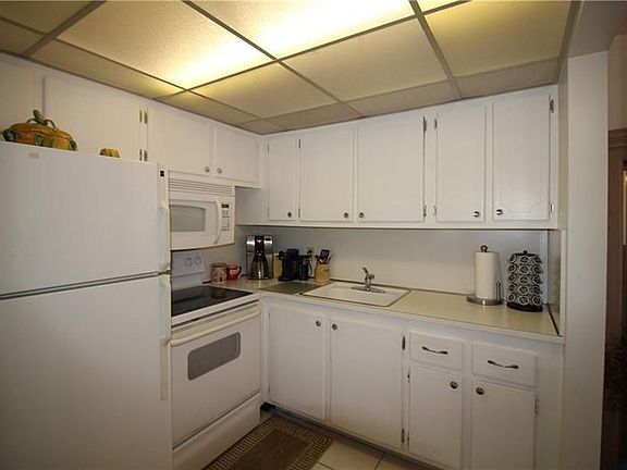 3rd image of 46 Farnham Cres #B