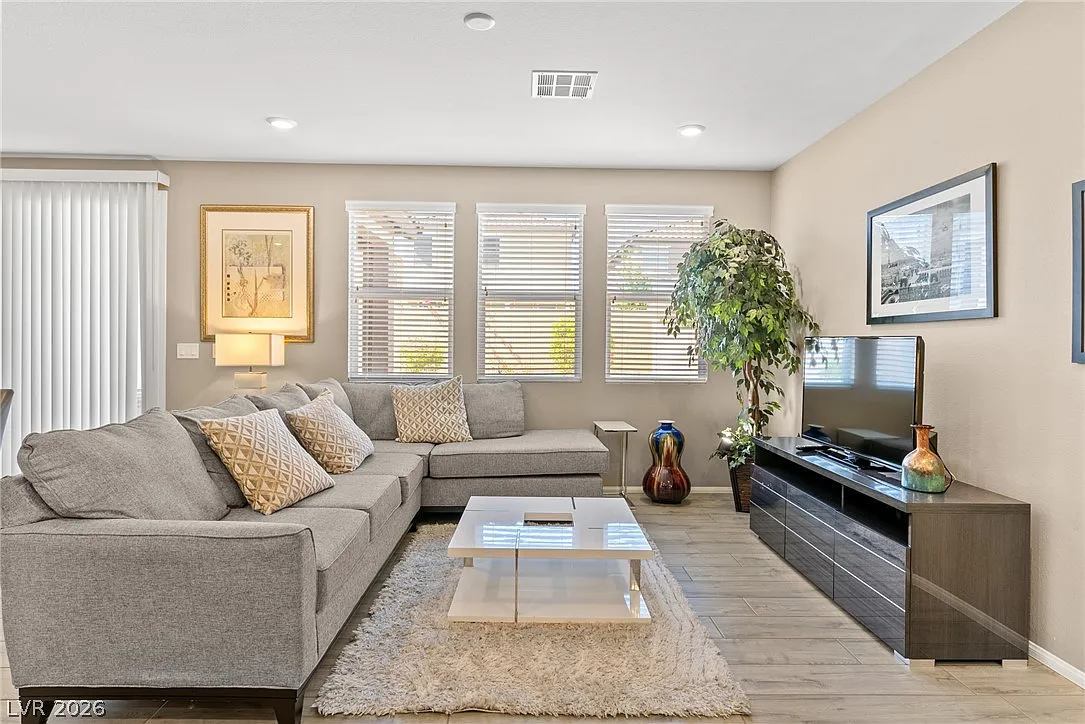 4 bed, 2.5 bath, 2471 sqft, $3,000 — Photo 4