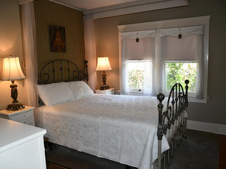 lovely queen bed
