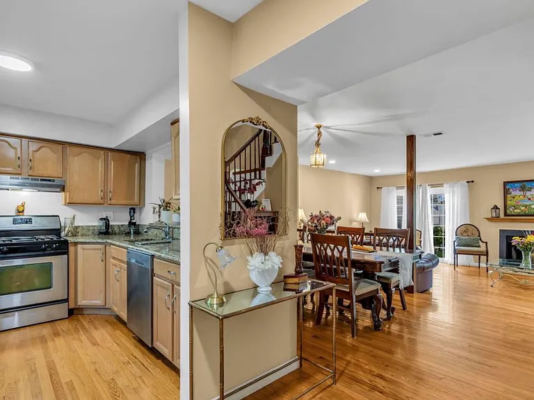 320 Harvard Pl — Photo 3