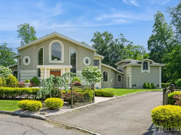 27 Mare Haven Ct, North Brunswick, NJ 08902