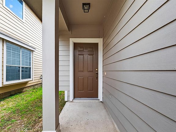 3rd image of 16623 Newglen Ln