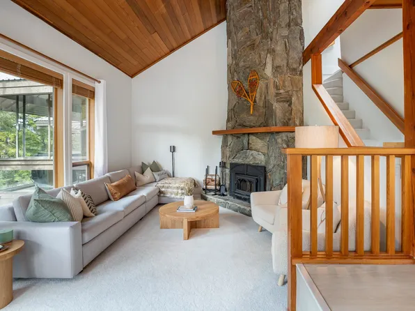 6117 Eagle Dr #206, Whistler, BC V8E 0E1