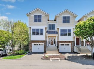 401 Woodland Hills Dr #401, Trumbull, CT 06611