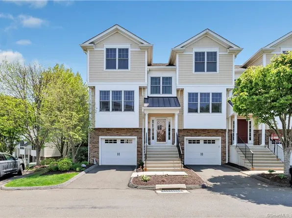401 Woodland Hills Drive #401, Trumbull, CT 06611