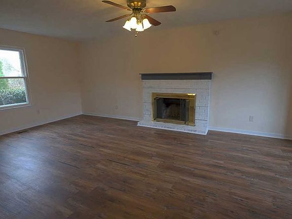 2nd image of 521 Oak Crest Ct