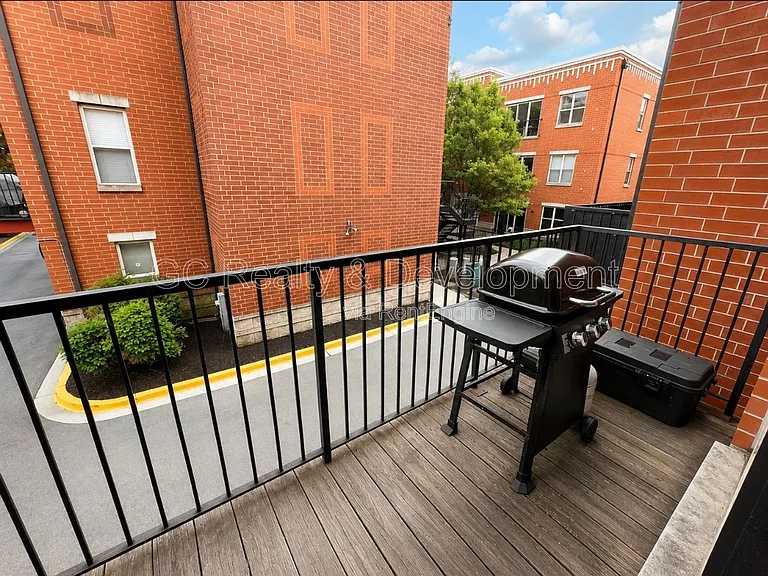 2503 S Calumet Ave — Photo 8