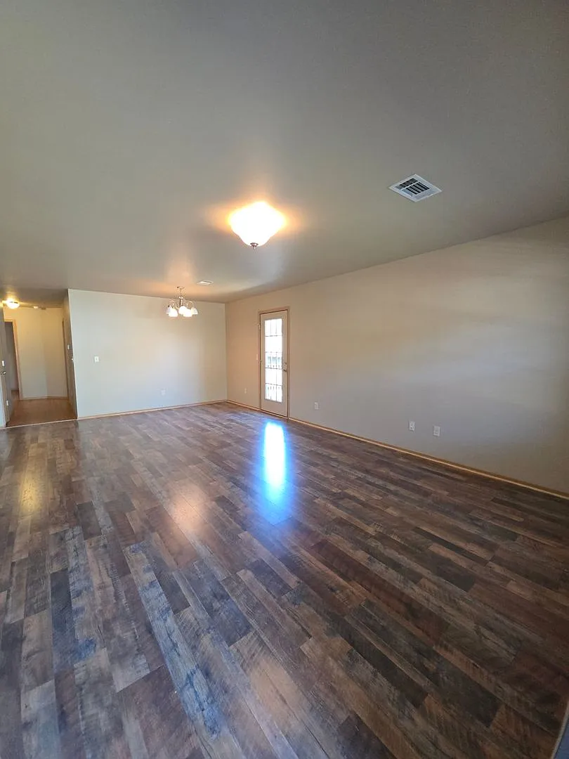 813 W. 14th St — Photo 3
